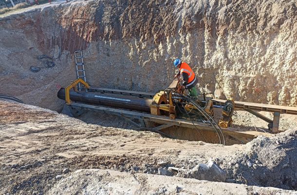 Une conduite du canal sous la voie ferrée